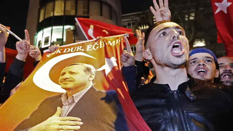 טורקים מפגינים הערב בהולנד