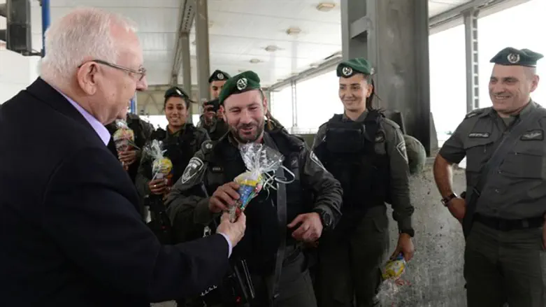 Rivlin giving packages to soldiers