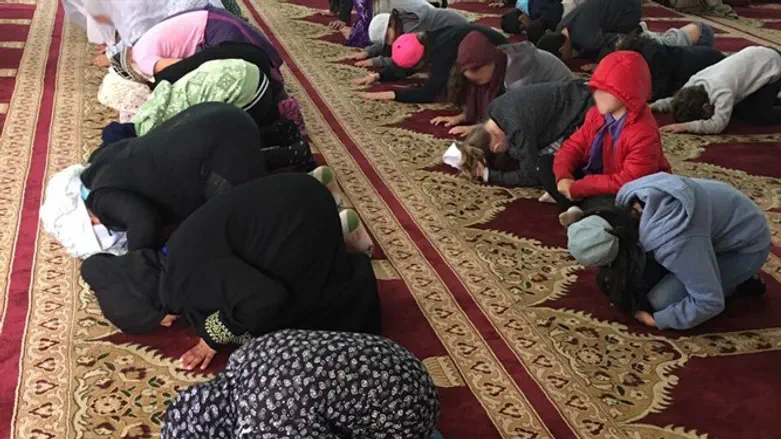 Jewish schoolchildren owing in Mosque