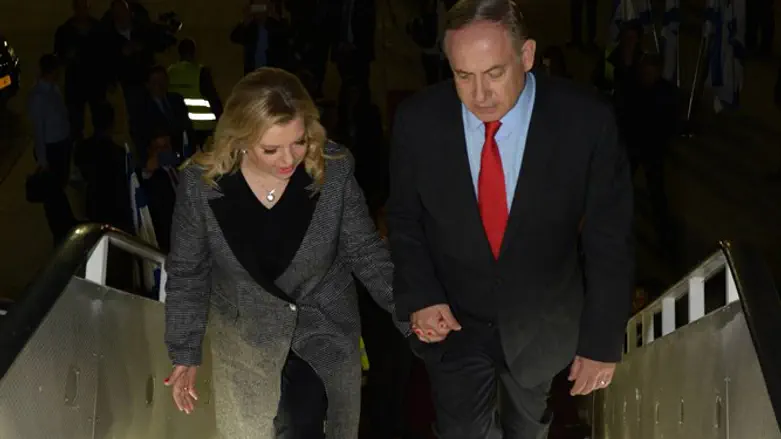 Биньямин Нетаньяху с супругой, отлетающие в Китай
