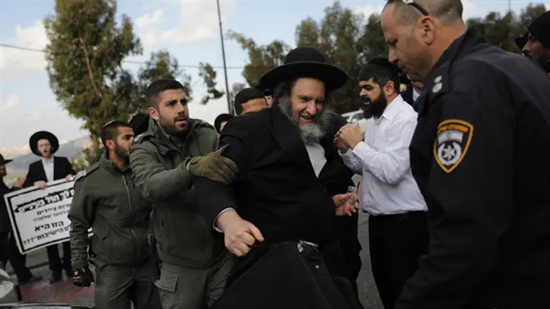 Police remove demonstrator in Jerusalem