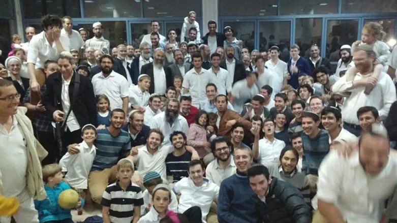 Rabbi Re'em Cohen with yeshiva students and Otniel residents