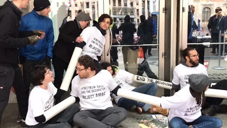 Anti-Israel protesters at 2017 AIPAC conference