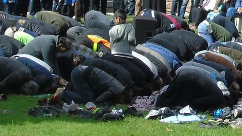 תפילה איסלאמית בבית ספר בקנדה