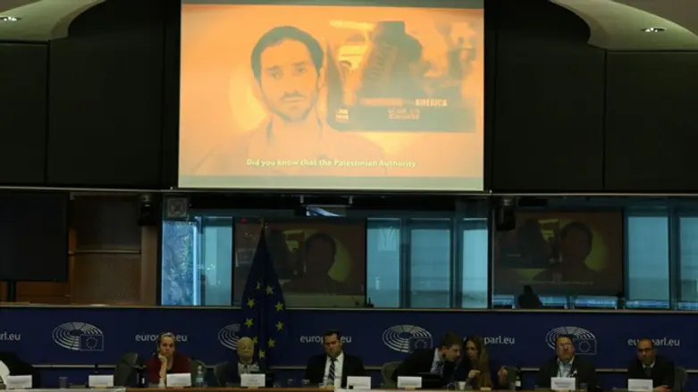 הסרטון מוקרן בפרלמנט בבריסל