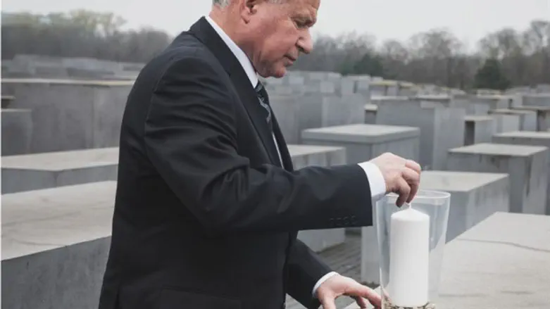 דיכטר מדליק נר זיכרון באנדרטת השואה בברלין