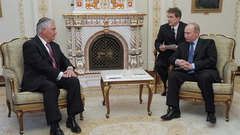 פוטין עם מזכיר המדינה טילרסון. אזרחי רוסיה מודאגים