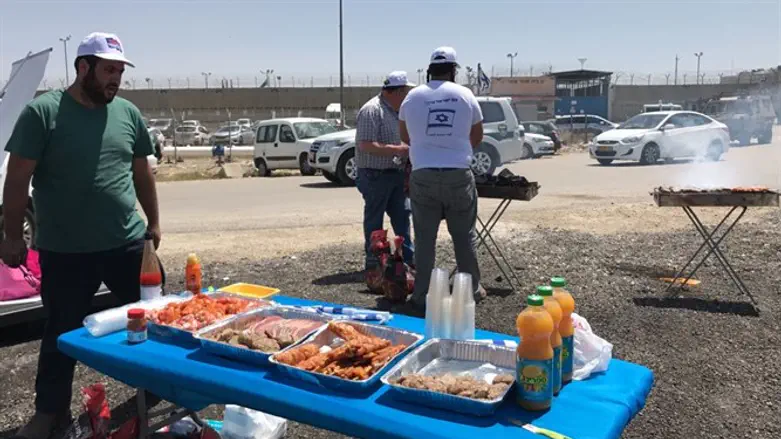 Barbecue in front of Ofer Prison 
