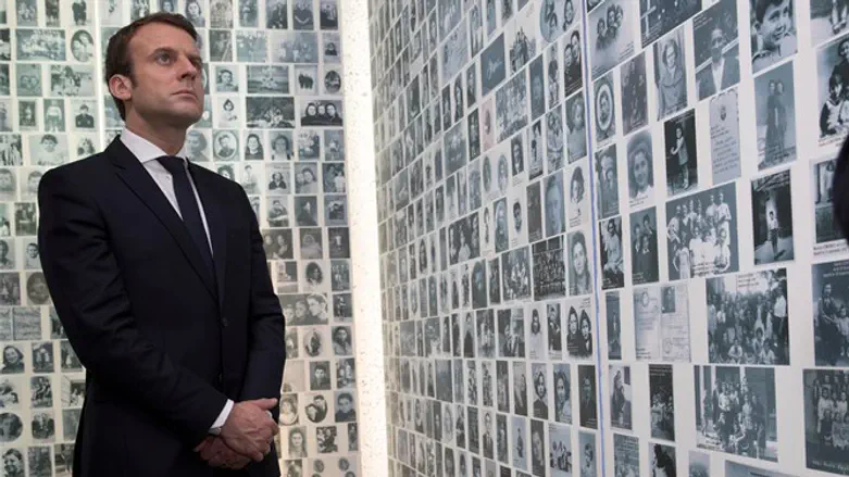 Эммануэль Макрон в Мемориале Холокоста в Париже