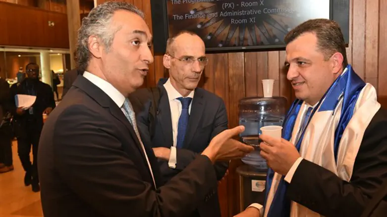 שאמה הכהן עם שגריר ירדן ושגריר האיחוד האירופי, אחרי ההצבעה