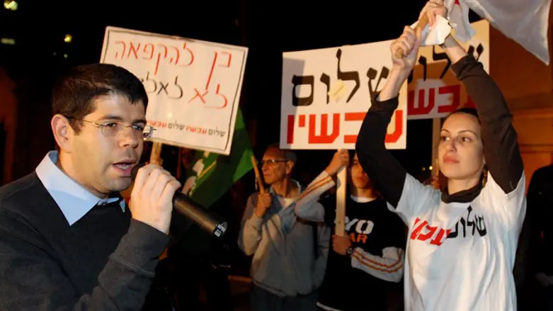 Peace Now activists and leader Yariv Oppenheimer (left) (file)