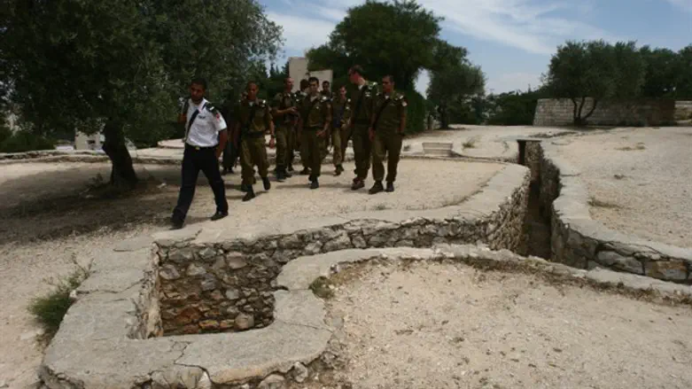 חיילים מבקרים באתר גבעת התחמושת
