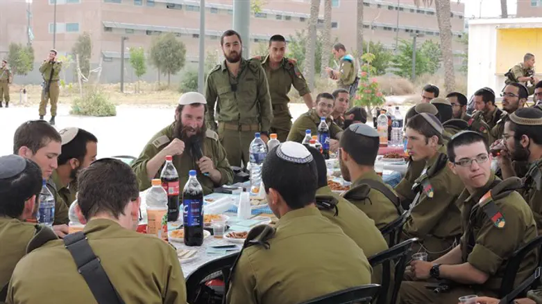 Rabbi Peretz Einhorn with soldiers