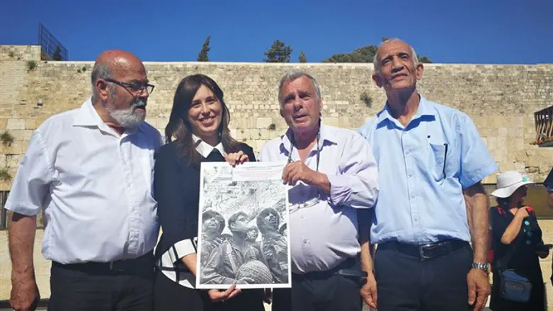Hotovely with the 3 paratroopersי