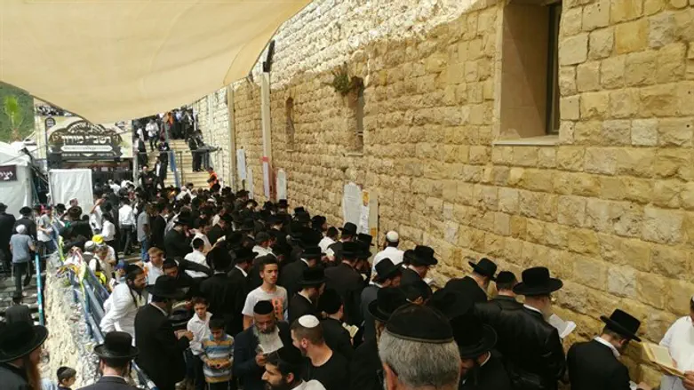 Тысячи верующих евреев у гробницы РАШБИ