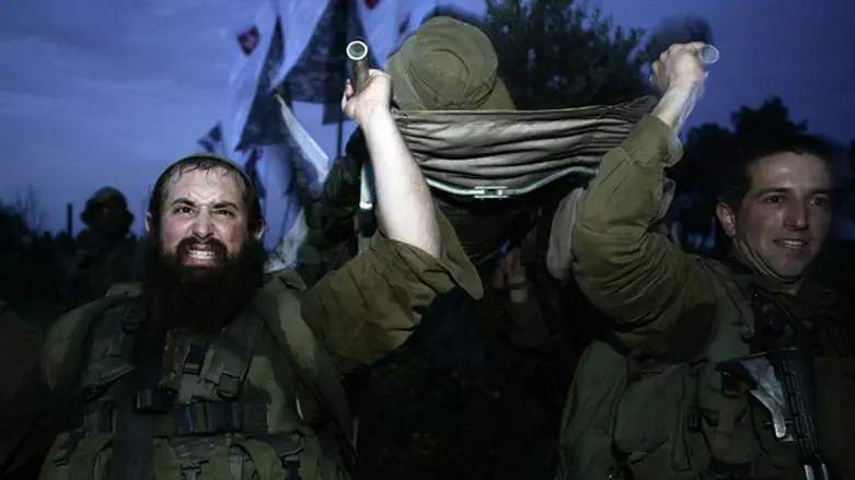 Soldiers of Neztah Yehuda Battalion complete final stage of 40 kilometer night journey