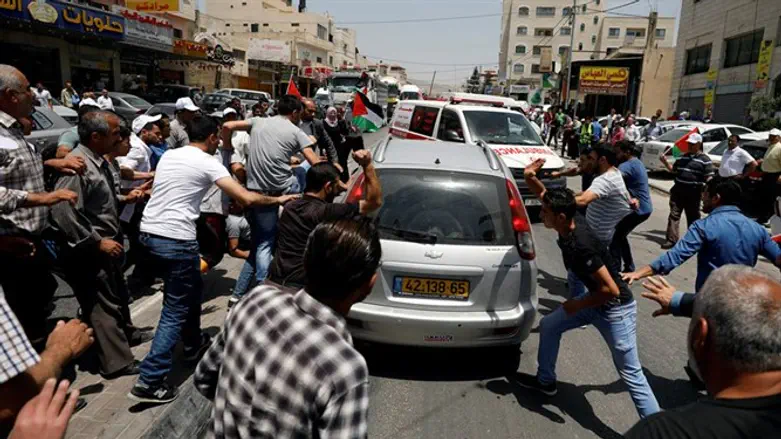 Толпа арабов атакует еврейский автомобиль в Хаваре