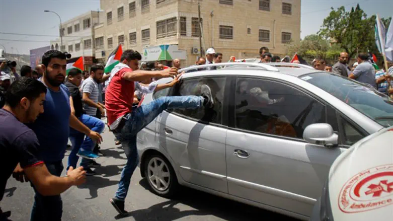 Mob of Arab terrorists attack Jewish driver in Hawara