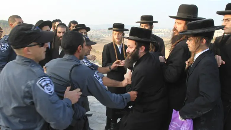 Haredim clash with police (illustration)