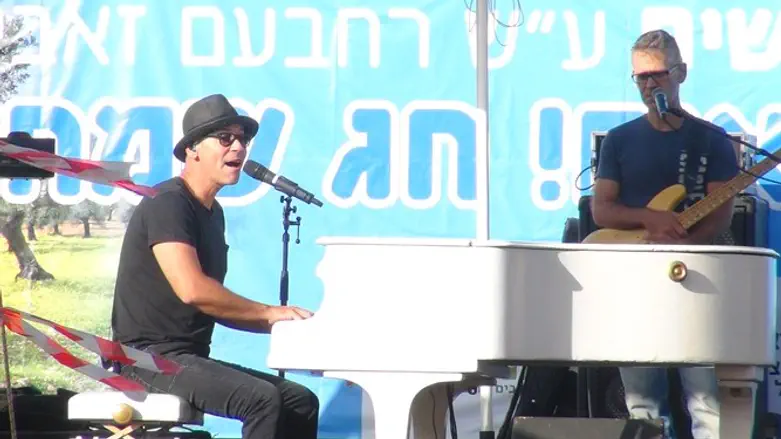 Rami Kleinstein performs in Samaria