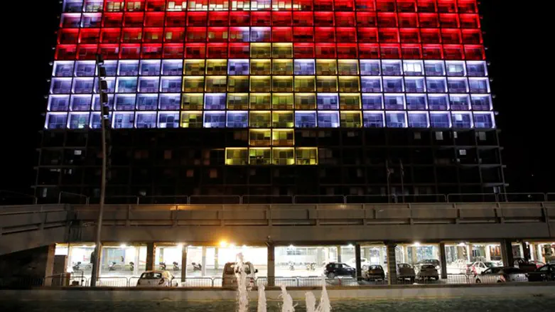 Tel Aviv city hall lit with colors of Egyptian flag
