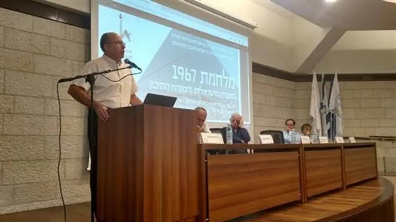 Yaalon speaking at Hebrew university
