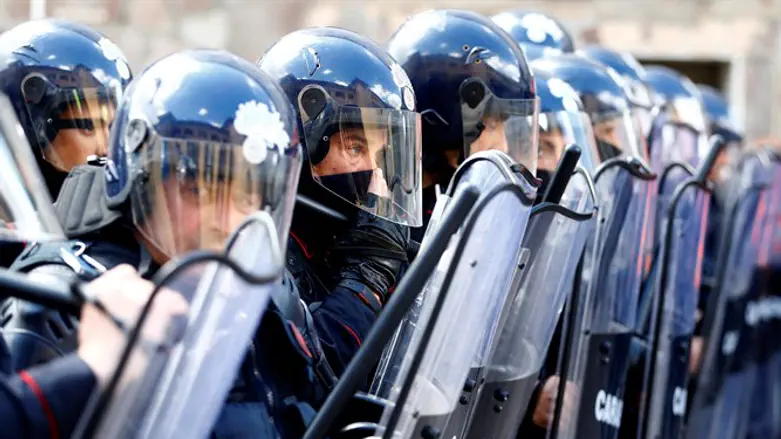 Italian riot police facing off against Muslims