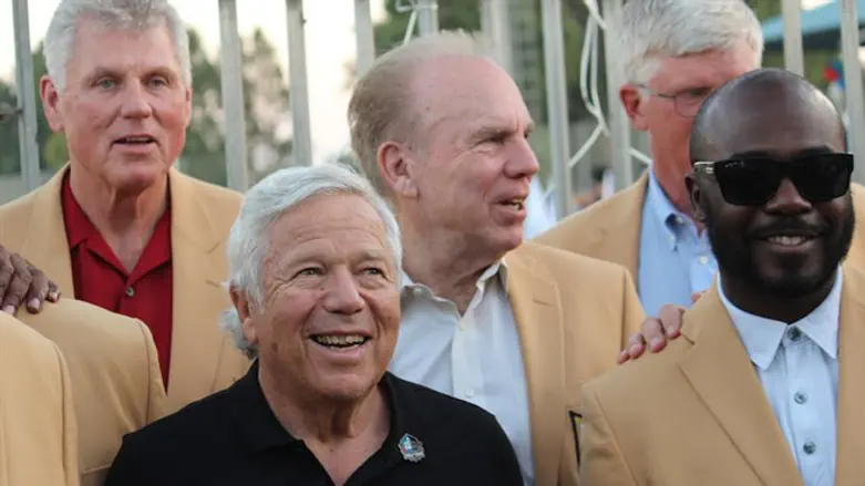 Robert Kraft, in black shirt, with Hall of Famers Marshall Faulk, right, and, in rear, fro