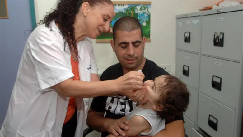 Child given polio vaccine in Be'er Sheva