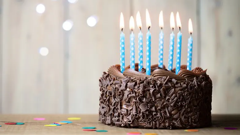 עוגה עוגת יום הולדת יומולדת אפיה שוקולד נרות מסיבה חגיגה