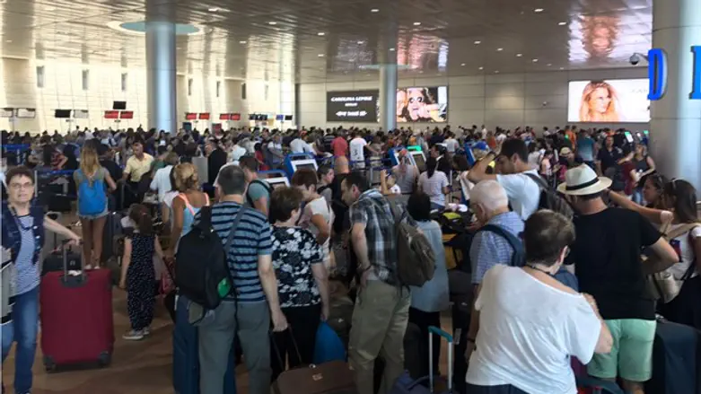 Long lines at Ben Gurion Airport