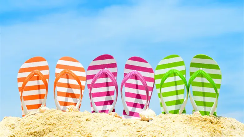 קיץ חופש נופש חוף ים צבעוני נעלים נעליים
