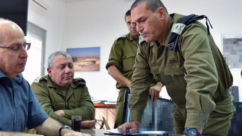 Chief of Southern Command Major General Eyal Zamir (right)