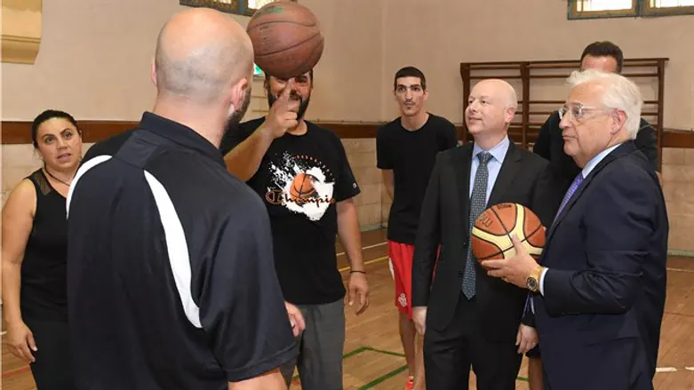 Greenblatt and Friedman with basketball players with