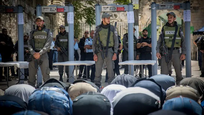 Muslim worshippers and Israeli guards on Temple Mount