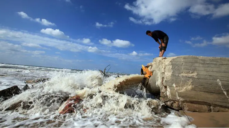 Поток канализационных стоков из Газы