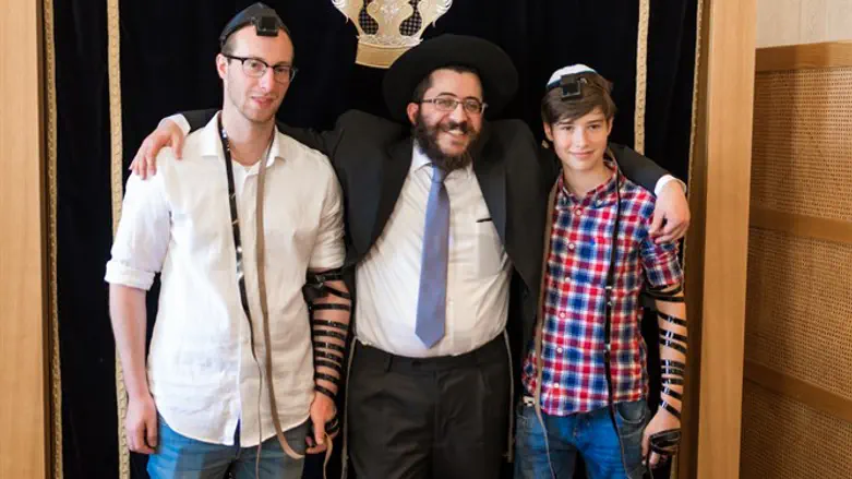 5 students celebrate belated Bar Mitzvah at Vienna Chabad house