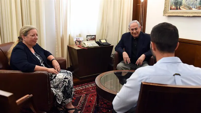 PM Netanyahu with the ambassador to Jordan and the wounded security guard.