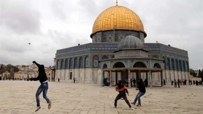 Rioters pelt police with stones on Temple Mount