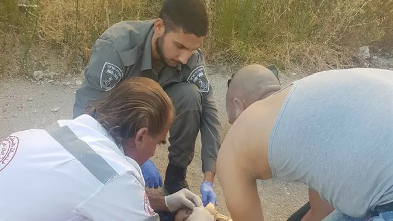 Border Police officer helps Arab boy suffering from head injury