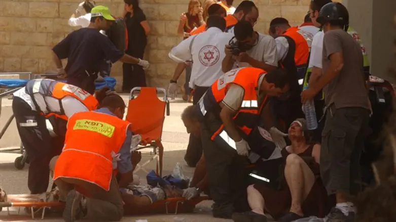 Paramedics treat victims of 2002 Hebrew University bombing