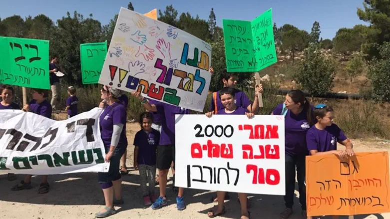 Netiv Ha'avot residents protest