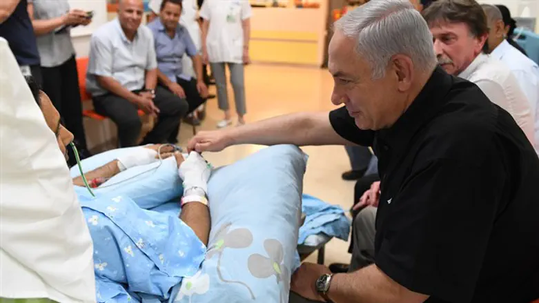 Netanyahu visits Niv Nehemiah in the hospital