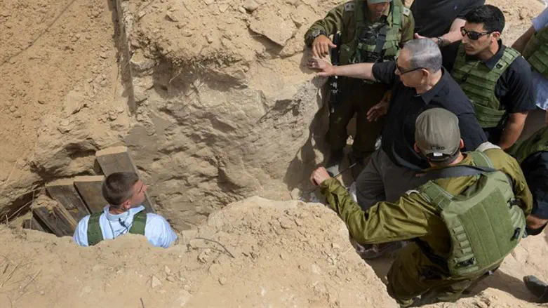 Биньямин Нетаньяху инспектирует туннели ХАМАС