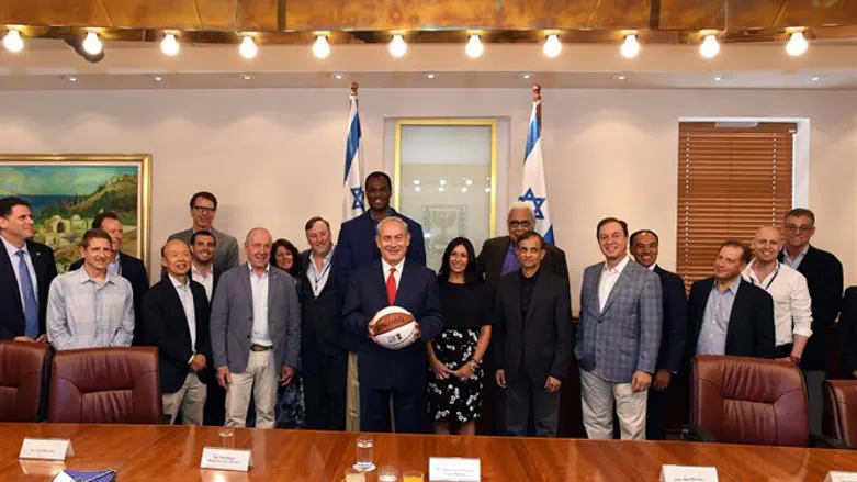 ראש הממשלה עם השרה רגב וכוכבי ה-NBA