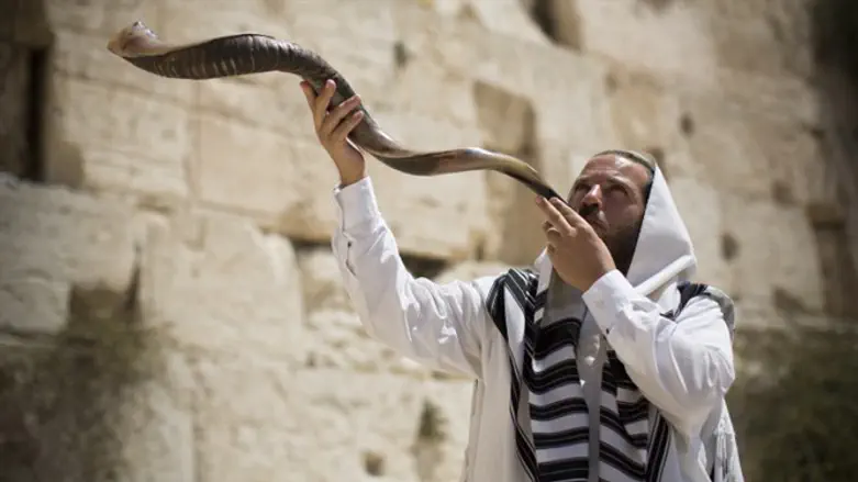 Blowing the shofar at the Western Wall