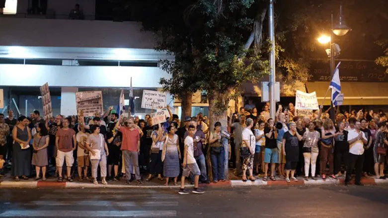 Демонстранты у дома Авихая Мандельблита