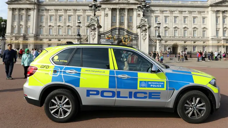 Police vehicle patrols outside Buckingham Palace