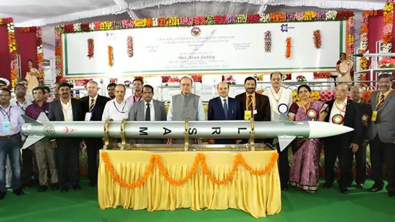 טקס מסירת הטיל לממשל ההודי