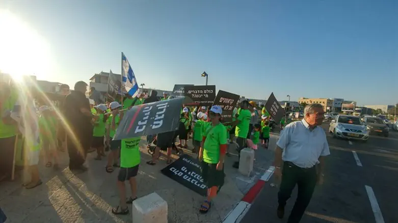 Migron residents demonstrate near Likud 'toast'
